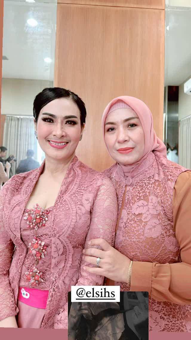 Iis Dahlia di pernikahan Rizki DA (instagram.com/isdadahlia)