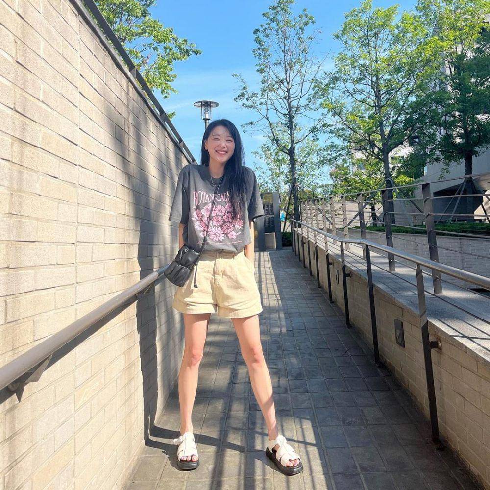 Jo Woo Ri (instagram.com/j_ourly)