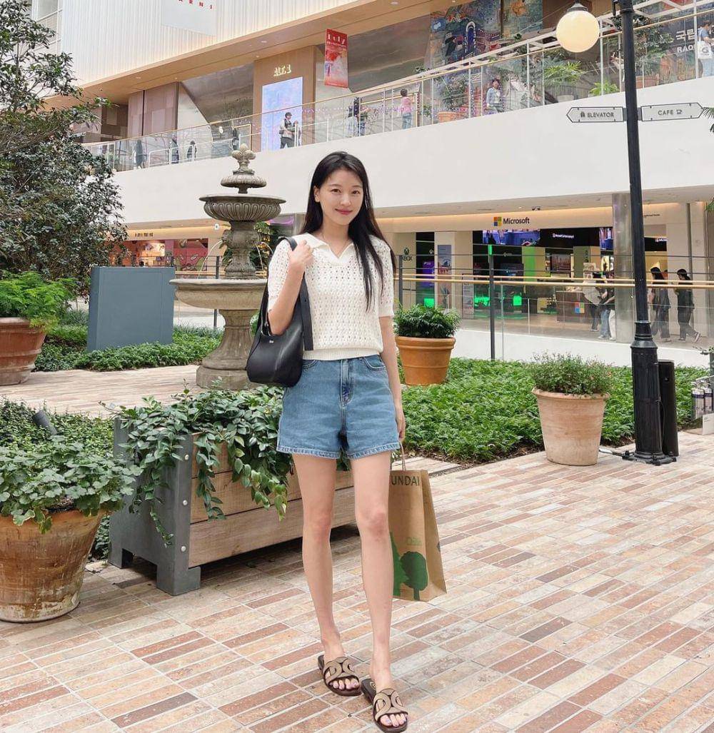 Jo Woo Ri (instagram.com/j_ourly)