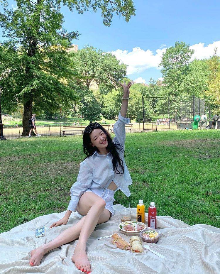 Jo Woo Ri (instagram.com/j_ourly)