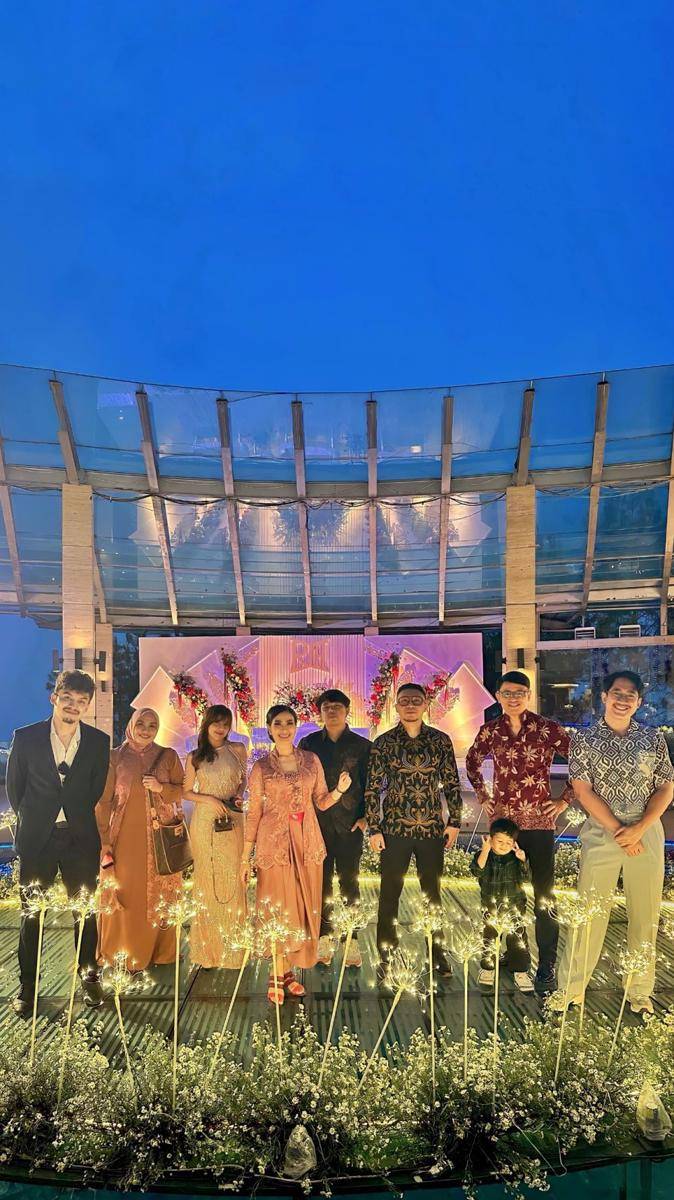 Iis Dahlia di pernikahan Rizki DA (instagram.com/isdadahlia)