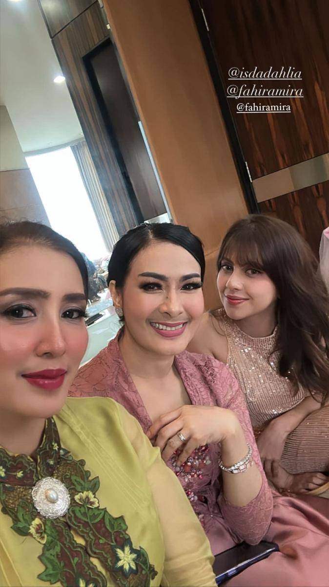 Iis Dahlia di pernikahan Rizki DA (instagram.com/isdadahlia)