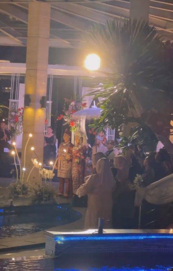 Iis Dahlia di pernikahan Rizki DA (instagram.com/isdadahlia)