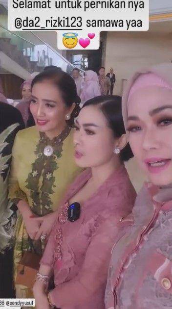 Iis Dahlia di pernikahan Rizki DA (instagram.com/isdadahlia)
