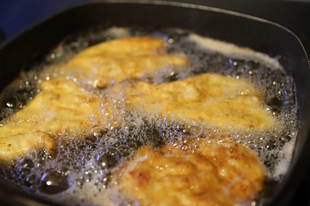ilustrasi menggoreng daging ayam (pixabay.com/15071479)