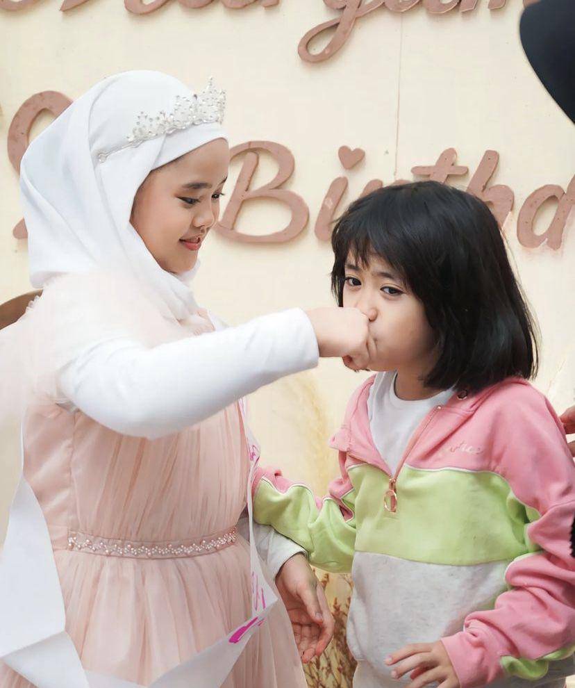 potret ultah ke-9 Maryam, anak Oki Setiana Dewi (Instagram.com/maryam_nusaibah_abdullah)
