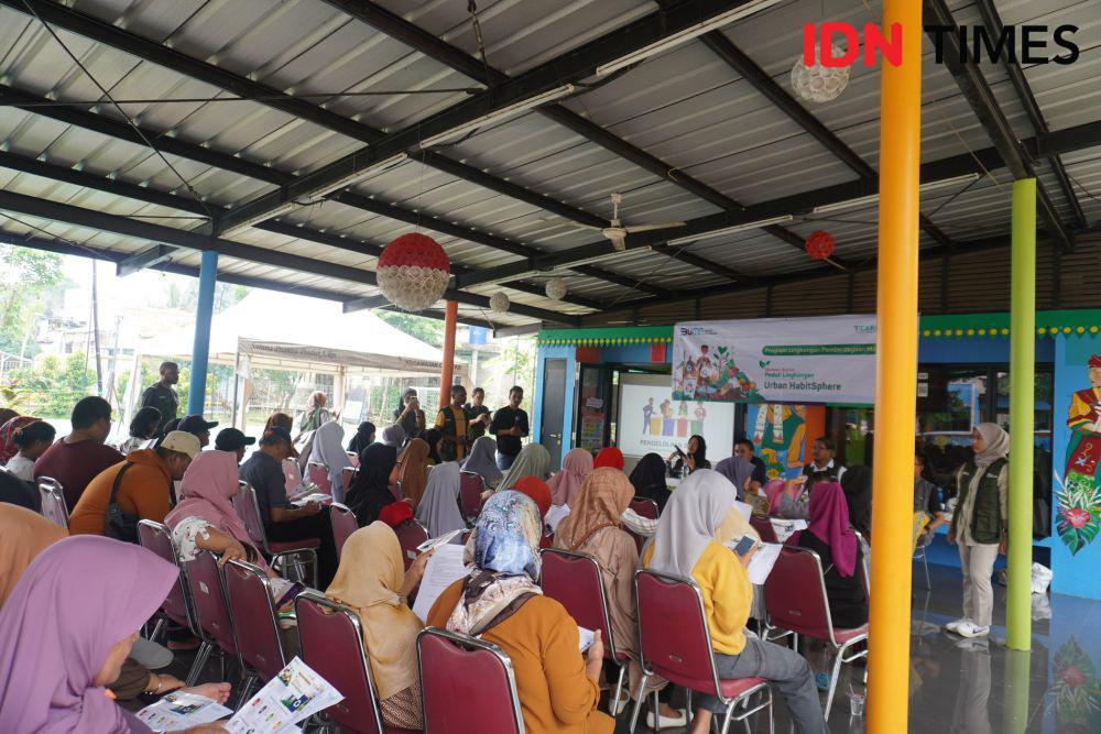 PT Hutama Karya (Persero) menggelar kegiatan tanggung jawab sosial dan lingkungan (TJSL) berupa sosialisasi penanganan sampah di RPTRA Cibubur Berseri, Kelurahan Cibubur, Jakarta Timur, Sabtu (9/12/2023). (IDN Times/Faisal)