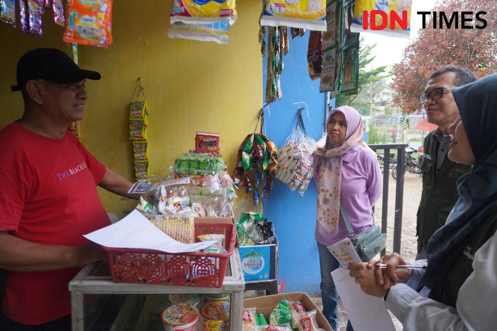 Selain melakukan sosialisasi di RPTRA Cibubur Berseri, Urban Ranger Hutama Karya juga mendatangi masyarakat sekitar yang tak mengikuti acara untuk melakukan edukasi dan sosialisasi. (IDN Times/Faisal)