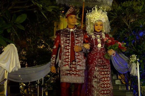 7 Potret Resepsi Pernikahan Rizki DA dan Hersa Rahayu, Meriah!