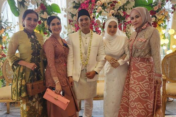 Bak Anak Sendiri, 7 Potret Iis Dahlia Hadiri Pernikahan Rizki DA