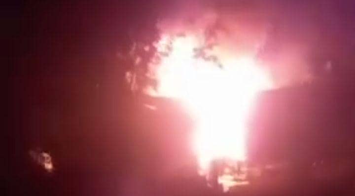 Tangkapan layar saat rumah pelaku dibakar massa (Dok/istimewa)