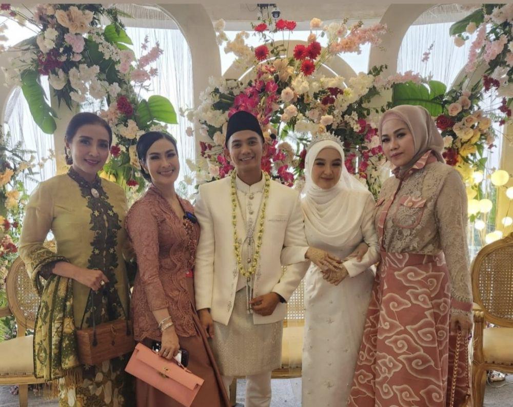 7 Dekorasi Pernikahan Rizki DA dan Hersa, Meriah Bertema Floral