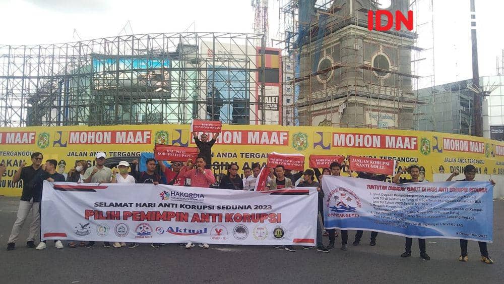 Peserta aksi dari Ommbak Sumut ramaikan bundaran SIB (IDN Times/Eko Agus Herianto)