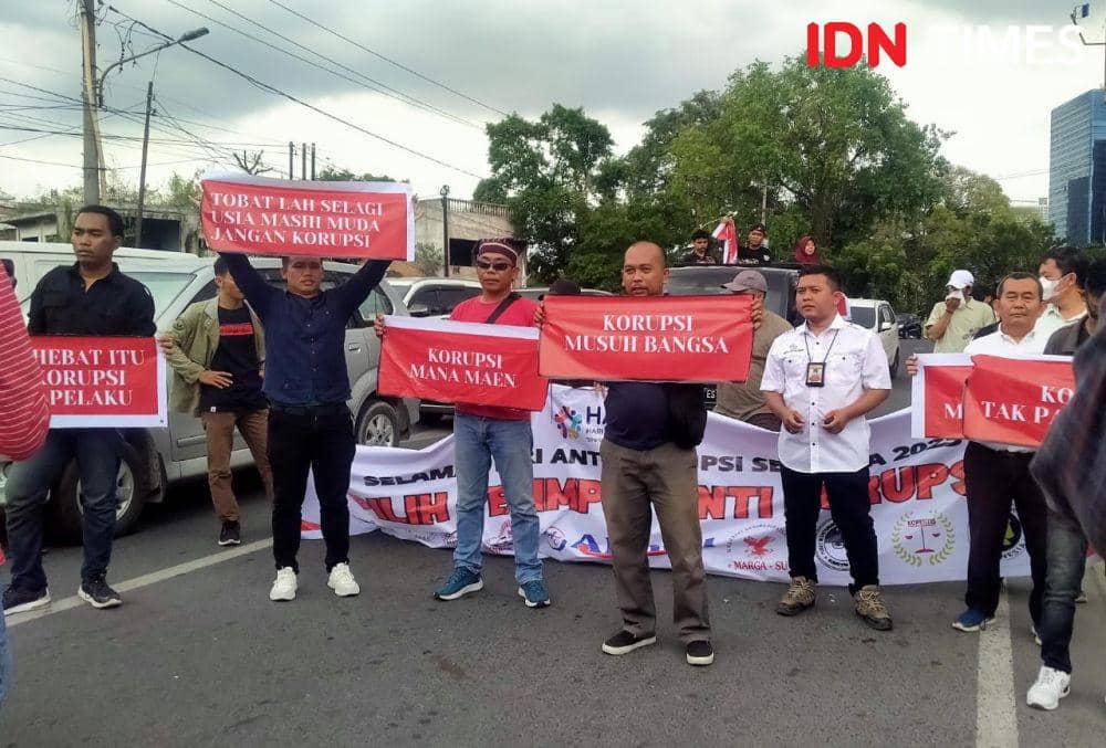 Peserta aksi damai membentangkan spanduk-spanduk anti korupsi (IDN Times/Eko Agus Herianto)