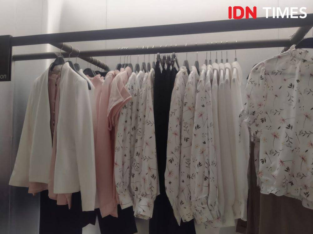 Baju-baju perempuan yang dibuat Valino (IDN Times/Eko Agus Herianto)
