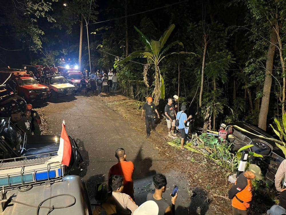 Proses evakuasi laka tunggal di Jalan Cinomati.(Dok.Polres Bantul)