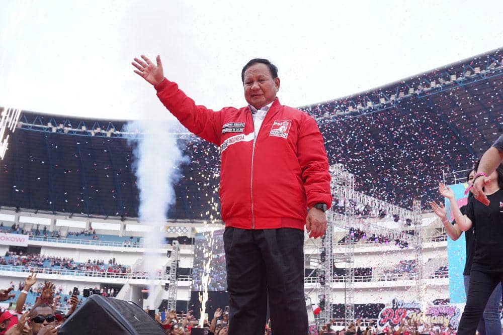 Capres nomor urut dua, Prabowo Subianto melambaikan tangan setelah memakai jaket merah merona yang menjadi ciri khas PSI. (IDN Times/Dok PSI (