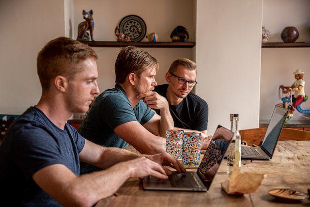 ilustrasi mengerjakan capstone project secara kolaborasi (unsplash.com/Parabol | The Agile Meeting Toolbox)