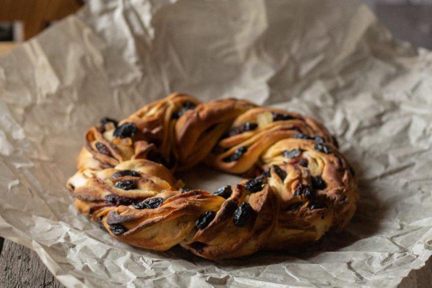 wreath bread di atas baking paper (pexels.com/EKATERINA BOLOVTSOVA)