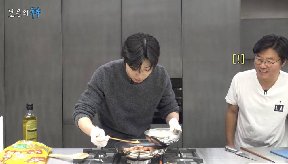 Park Seo Jeon masak untuk V BTS (YouTube.com/Channel Fullmoon)