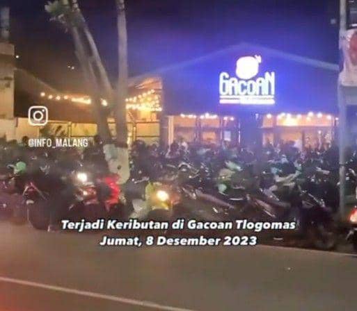 Kondisi depan Mie Gacoan Tlogomas saat terjadi keributan. (Twitter/@infomalang)