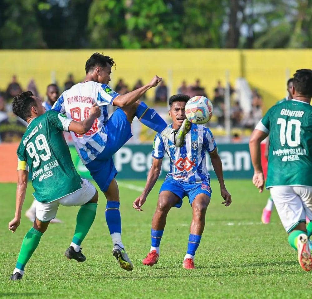 Pemain PSPS saat berebut bola dengan pemain PSMS di Stadion Baharoeddin Siregar, Lubuk Pakam, Sumut (IDN Times/ IG pspsriau)