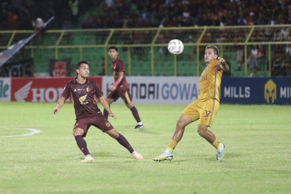 Gelandang PSM Makassar, Akbar Tanjung (kiri), berusaha mengadang gelandang Bhayangkara FC Zulfahmi Arifin (kanan) dalam laga pekan ke-22 BRI Liga 1 2023-24 yang berlangsung di Stadion Gelora B.J. Habibie Parepare, Jumat 8 Desember 2023. (Dok. Ofisial PSM Makassar/Agung Dewantara)