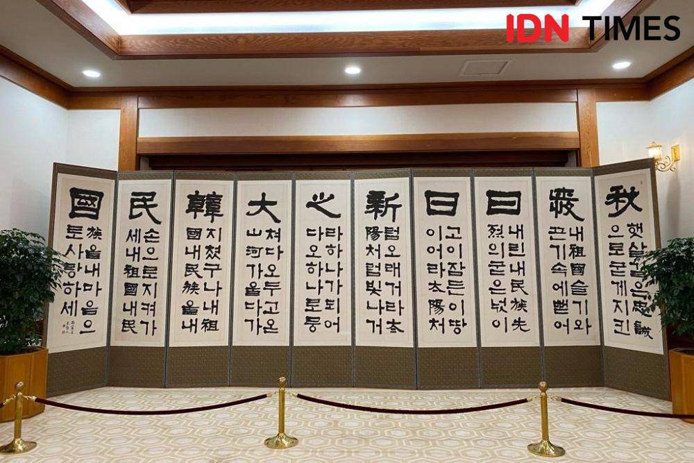 Lukisan “Aae Irilsinji Daehanminguk" yang dipajang di depan Chungmu Room di Blue House (Cheong Wa Dae) Korea Selatan. (IDN Times/Besse Fadhilah)
