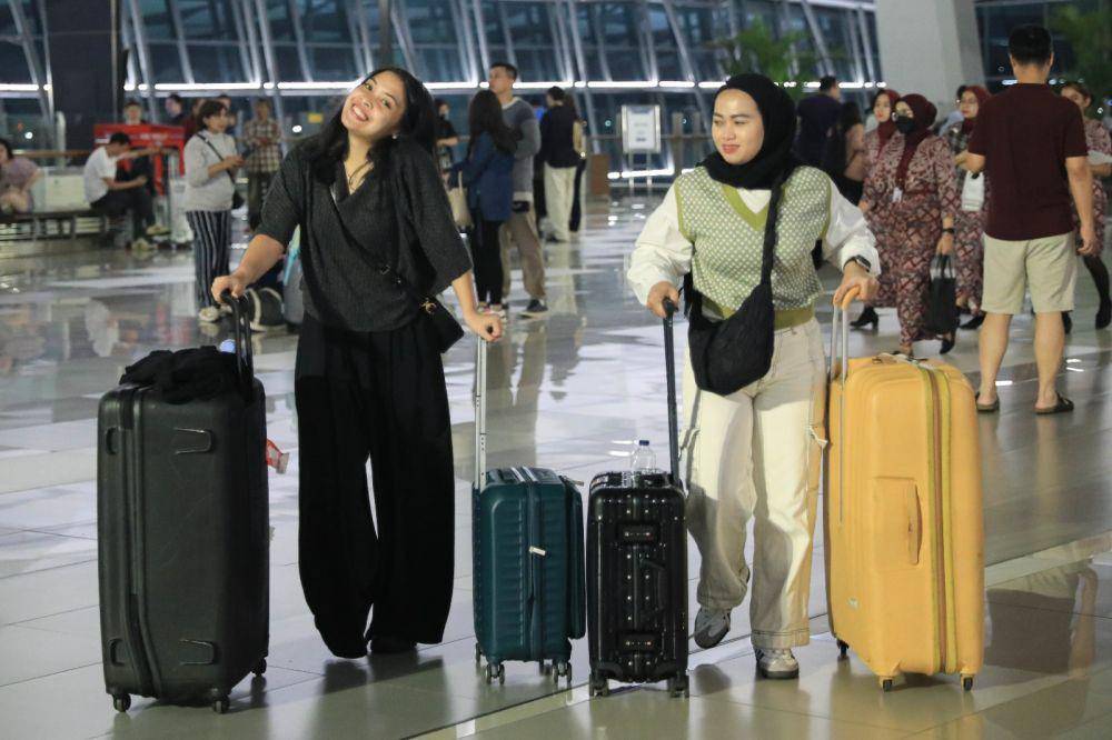 Gregoria Mariska Tunjung bersama tim Indonesia berangkat ke Hangzhou, China untuk BWF World Tour Finals 2023 (dok. PP PBSI)