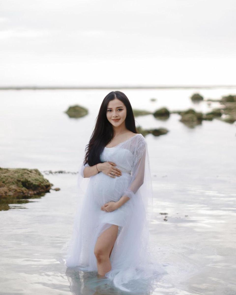 7 Potret Bella Bonita Pamer Baby Bump, Aura Keibuan!