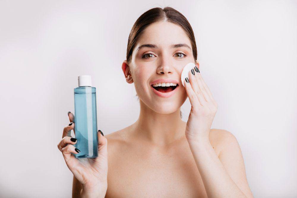 ilustrasi micellar water (freepik.com/lookstudio)