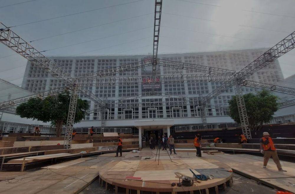 Situasi kantor KPU mulai bersolek jelang debat capres putaran pertama. (ANTARA FOTO/Muhammad Ramdan)