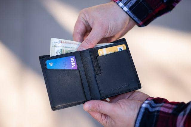 ilustrasi memegang dompet (unsplash.com/Emil Kalibradov)