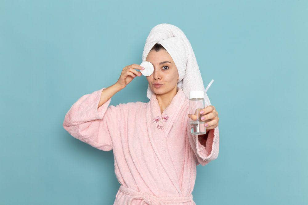 ilustrasi micellar water (freepik.com/KamranAydinov)