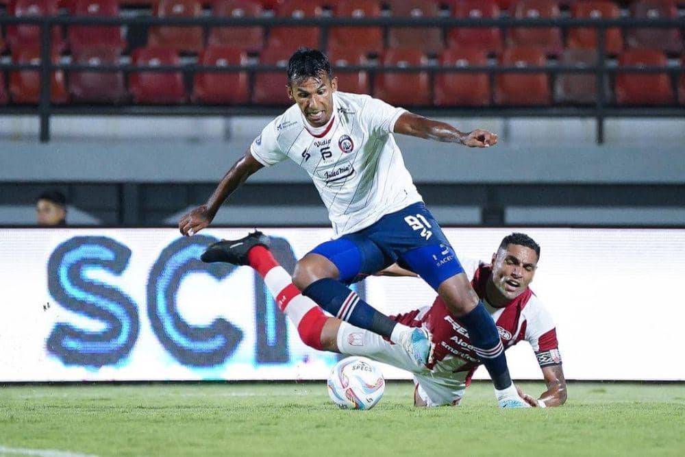 Gilbert Alvarez saat berjibaku dengan pemain Persis Solo. (Dok. Media Officer Arema FC)