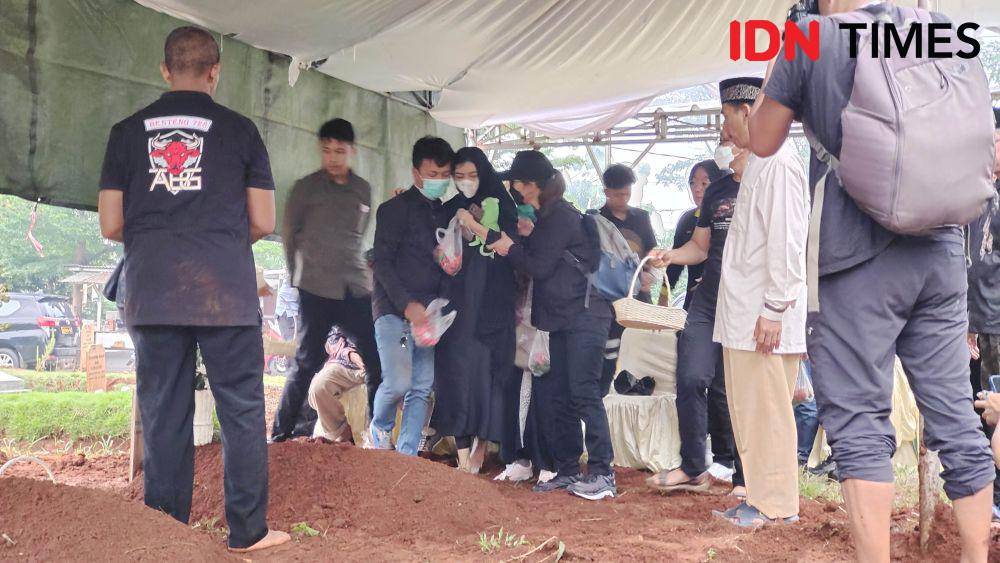 Ibu korban bersama keluarga memakamkan empat anak yang tewas di TPU Bedahan, Sawangan, Kota Depok. (IDNTimes/Dicky)