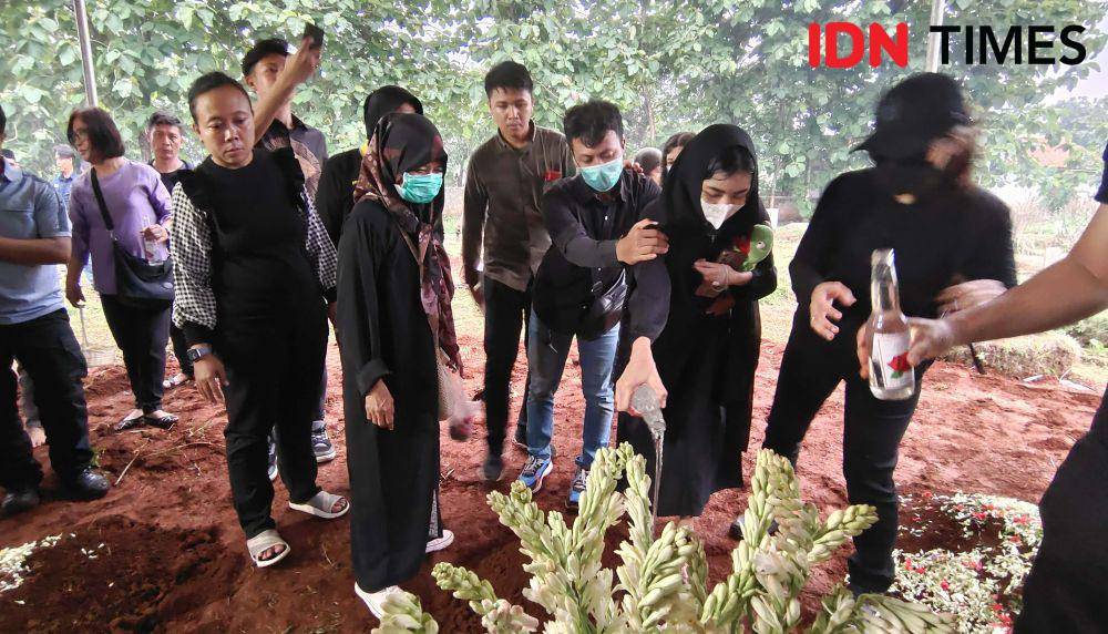 Ibu korban bersama keluarga memakamkan empat anak yang tewas di TPU Bedahan, Sawangan, Kota Depok. (IDNTimes/Dicky)