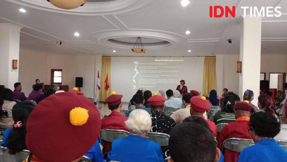 Seorang pemantik diskusi terlihat memandu dialog bebas bersama mahasiswa yang tergabung dalam Perhimpunan Mahasiswa Katolik Republik Indonesia (PMKRI) Jawa Tengah di Gereja Paroki Admidirono Semarang. (IDN Times/Fariz Fardianto)