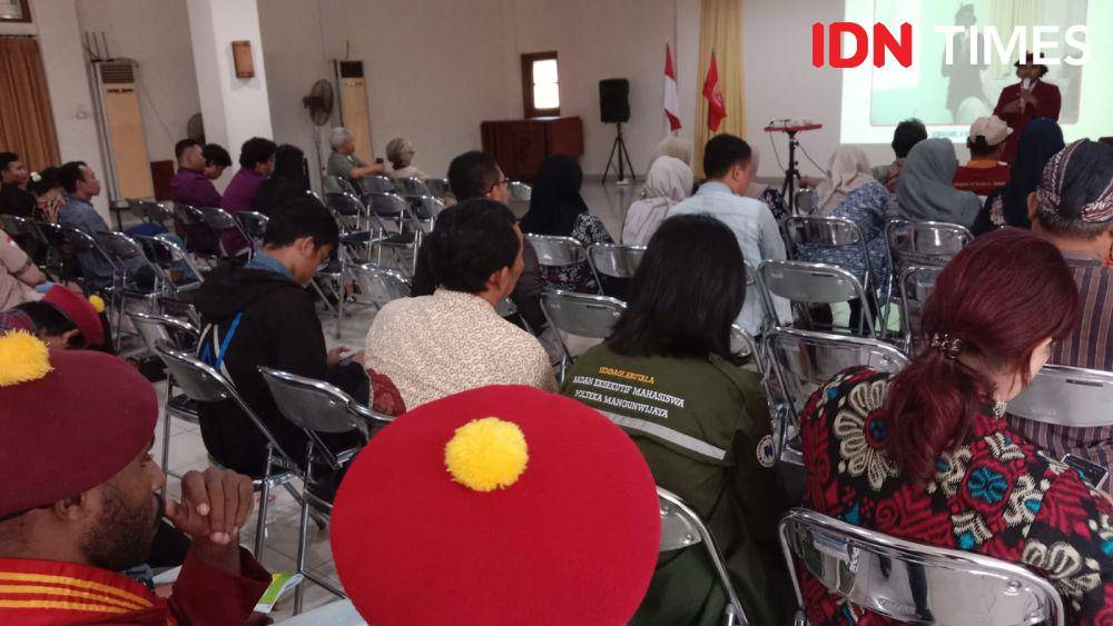 Sejumlah mahasiswa Katolik yang tergabung dalam Perhimpunan Mahasiswa Katolik Republik Indonesia (PMKRI) Jawa Tengah mengikuti workshop dan diskusi bebas dalam rangka pemilu 2024 di Gereja Paroki Admidirono Semarang. (IDN Times/Fariz Fardianto)