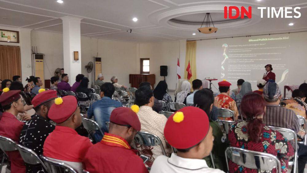 Sejumlah mahasiswa PMKRI memakai atribut topi merah saat mengikuti dialog bebas yang membahas Pemilu 2024. (IDN Times/Fariz Fardianto)
