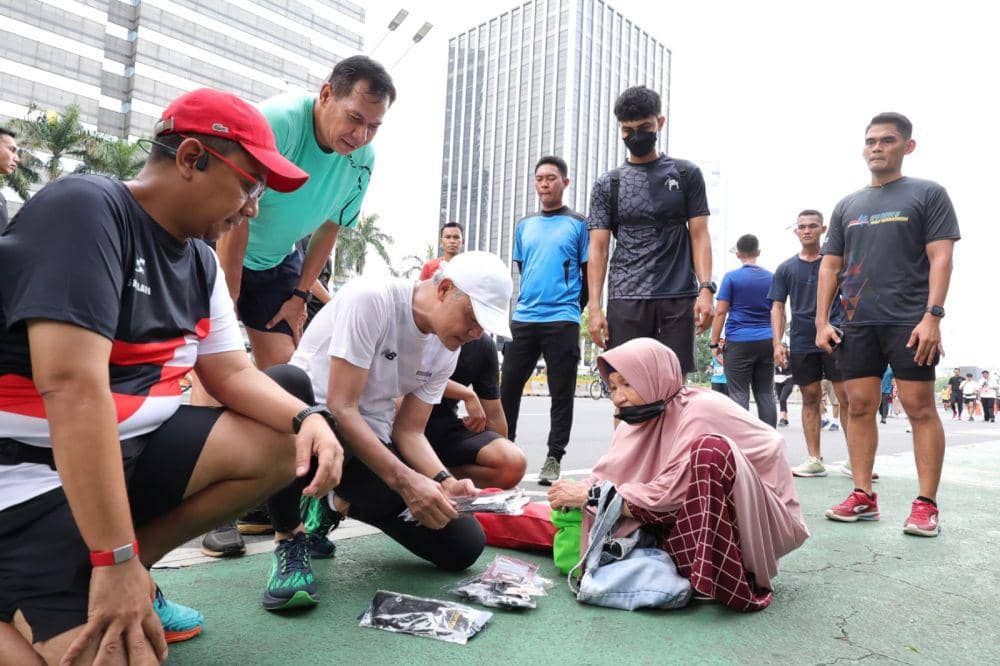 Ganjar Borong Dagangan Penjual Kaus Kaki saat Lari di CFD Jakarta