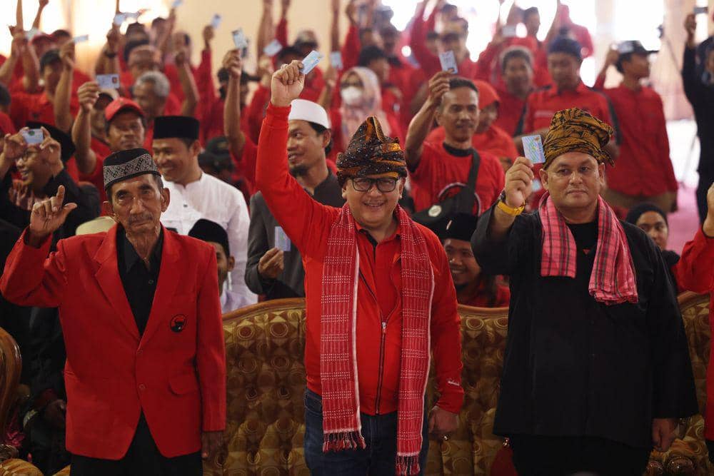 Sekjen PDIP Sindir Prabowo Atasi Harga Sembako dengan Utang
