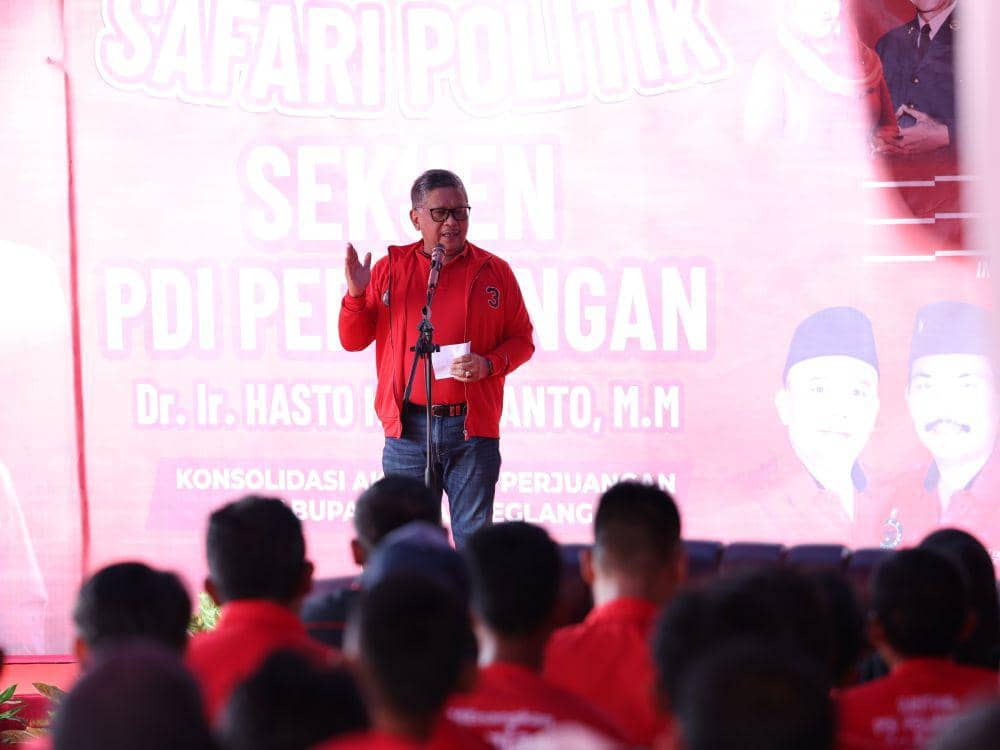 Baliho Ganjar-Mahfud Sedikit, Hasto: daripada Banyak dari Korupsi?