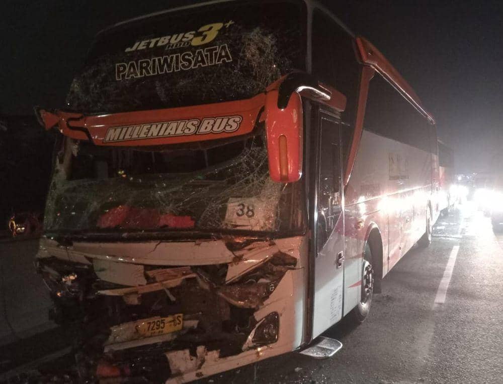 Kecelakaan Beruntun Tiga Kendaraan Terjadi di Tol Porong