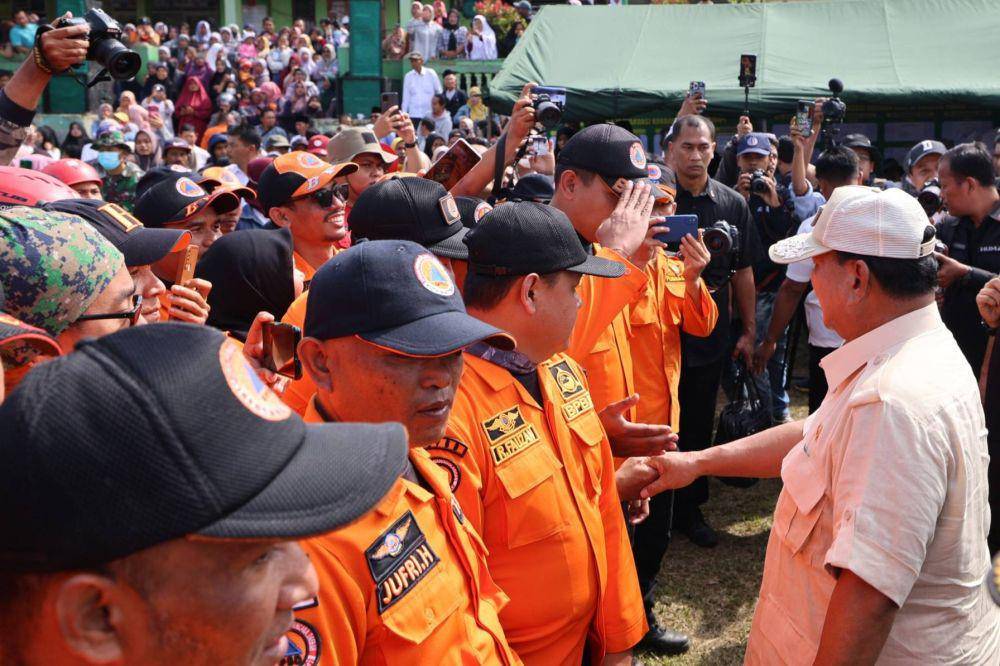 Menhan Prabowo Subianto ketika mengunjungi korban erupsi Gunung Marapi, Sumatera Barat pada 9 Desember 2023. (Dokumentasi media Prabowo)