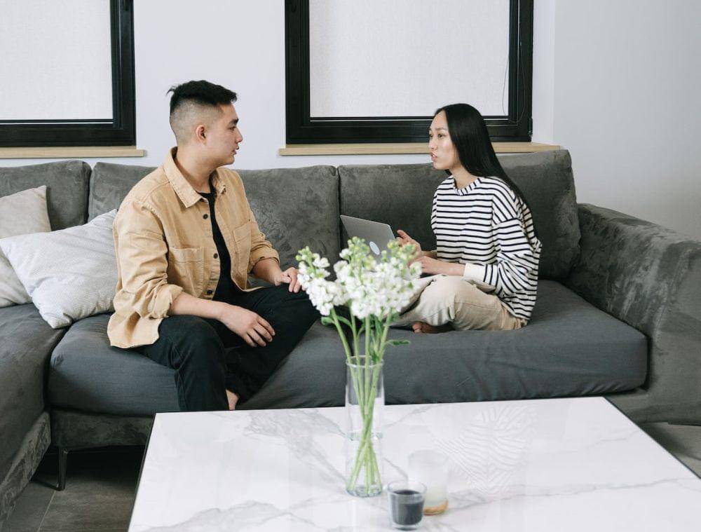 ilustrasi mengobrol dengan saudara (Pexels.com/Ivan Samkov)