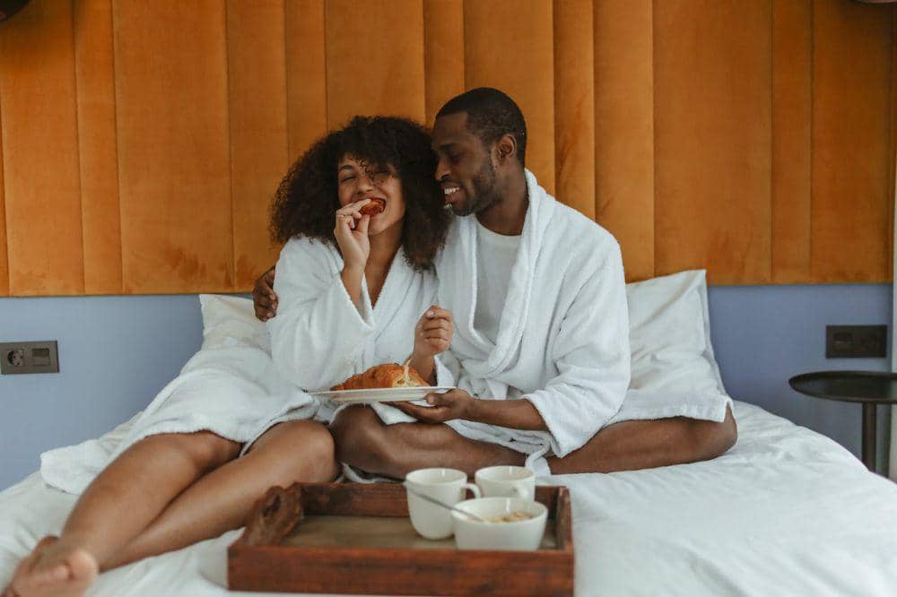 ilustrasi pasangan staycation agar tak bosan berhubungan (pexels.com/Polina Tankilevitch)