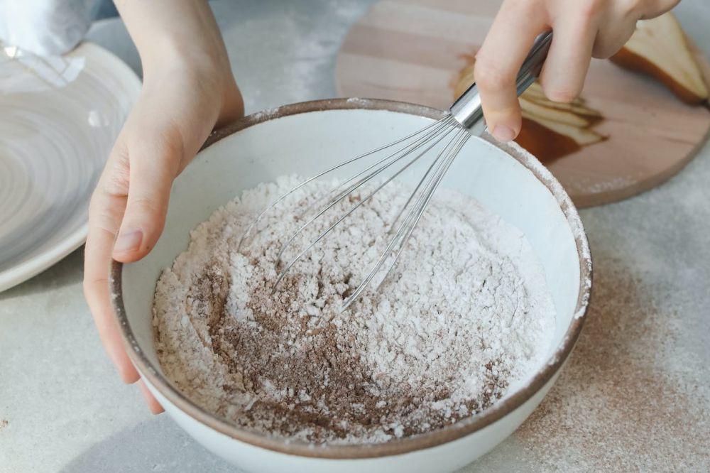 ilustrasi mengaduk tepung (pexels.com/Polina Tankilevitch)