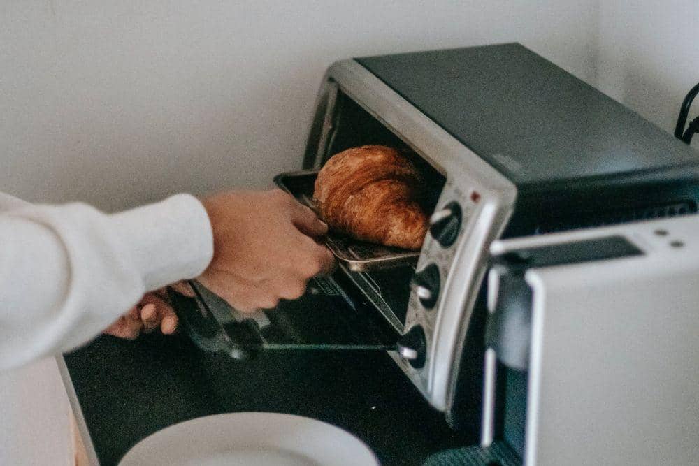 ilustrasi menghangatkan makanan dengan microwave (pexels.com/Zen Chung)
