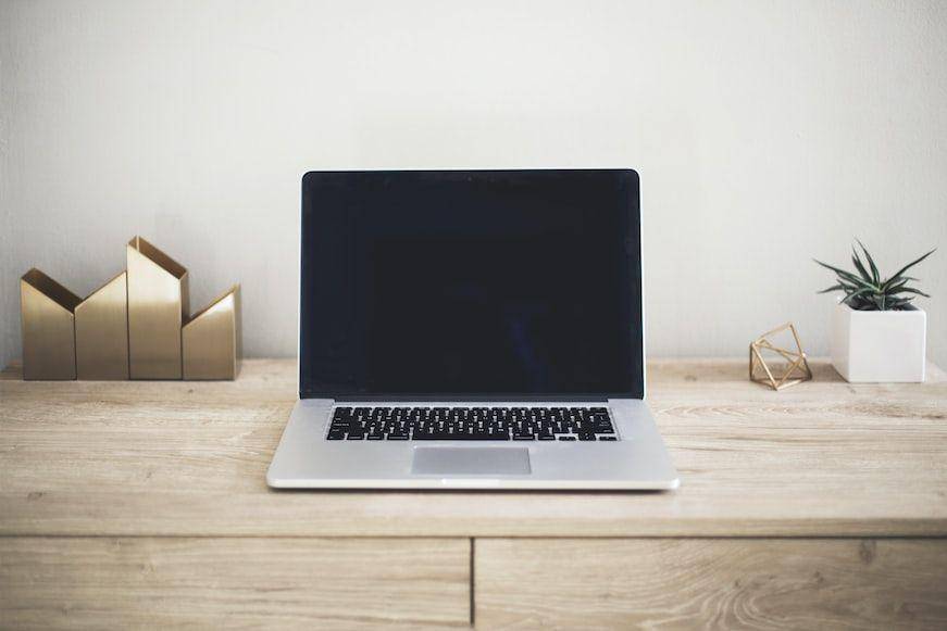 ilustrasi spesifikasi laptop (unsplash.com/Kari Shea)